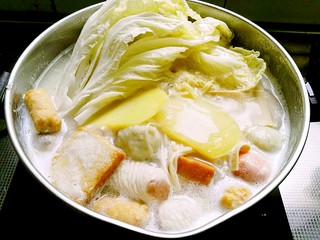 11、美容豆浆火锅,煮开后放入土豆片和白菜烫熟，放少许生抽和胡椒粉调味，也可以放些熟花生碎和熟芝麻增加香味