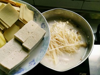 10、美容豆浆火锅,放入豆腐和千张块煮开