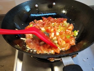 9、水晶豆腐番茄浓汤宝,放入番茄炒均匀。