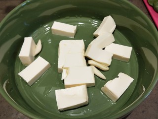 11、水晶豆腐番茄浓汤宝,豆腐切成块，人少放半块就可以了。