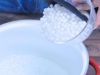 2、泰式芒果椰汁西米糕,在沸水中放入洗净的西米露！