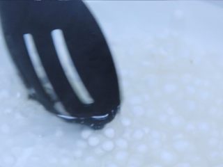 3、泰式芒果椰汁西米糕,防止粘锅，需要不停的搅拌。