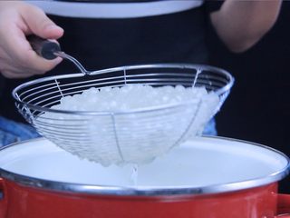 4、泰式芒果椰汁西米糕,煮至5分钟后熄火，加盖焖10分钟。再开火煮至2-3分钟，熄火加盖焖10分钟后捞出。