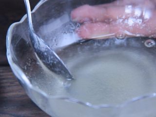 6、泰式芒果椰汁西米糕,吉利片掰碎，先用冷水泡软备用。