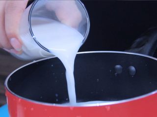 7、泰式芒果椰汁西米糕,椰汁加热到60°左右。