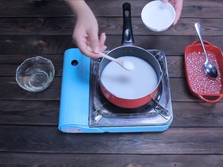 8、泰式芒果椰汁西米糕,加入糖、吉利丁，让椰汁和食材充分融化。（2分钟即可）