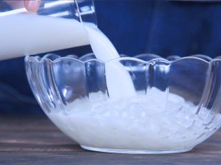 9、泰式芒果椰汁西米糕,将熬制好的椰汁倒进控好水的西米露里！放至冰箱冷藏冻4个小时，直至凝固即可。