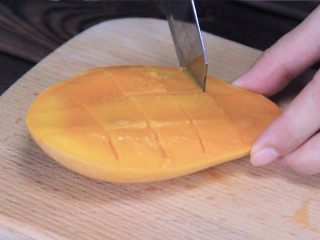10、泰式芒果椰汁西米糕,将芒果去核，切割成田字格，不要划破果皮。