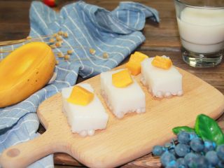 12、泰式芒果椰汁西米糕,最后将西米露切成方块，点缀上新鲜的芒果肉即可完成啦！