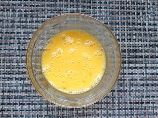 4、香烤芝士土豆泥炒饭,将鸡蛋打散备用。