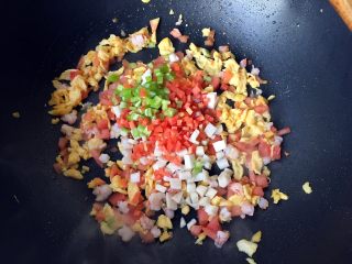 9、香烤芝士土豆泥炒饭,将全部配菜放入翻炒片刻。