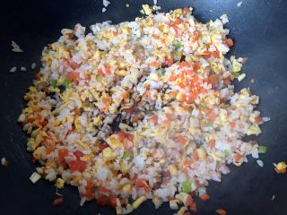 11、香烤芝士土豆泥炒饭,加入适量生抽和盐翻炒一分钟即可出锅。