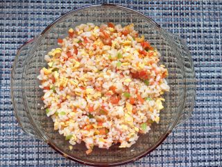 14、香烤芝士土豆泥炒饭,将米饭均匀铺在上面。