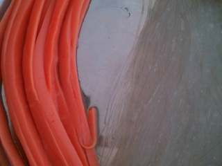 1、素菜寿司,火腿肠切长条，粉丝用盐开水泡发