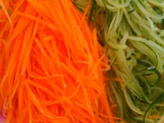 2、素菜寿司,红萝卜青瓜刨丝，用盐和醋腌制