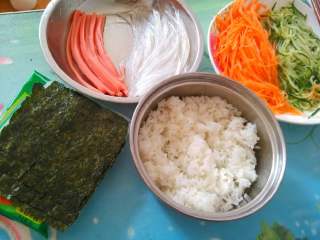 3、素菜寿司,煮好米饭，准备好材料