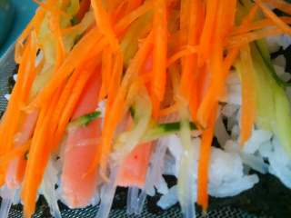 4、素菜寿司,拿一张海苔，放一层米饭，再放入红萝卜，青瓜，粉丝，火腿肠，再放一点米饭，再卷起来，每个材料适量放点，不要太多，不然卷不起，会散。