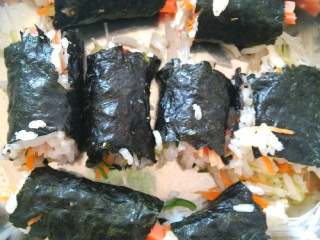 6、素菜寿司,最后切成大小相同，我切不好，切不平，有点难看。