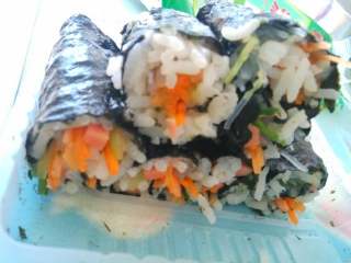 8、素菜寿司,请忽略图片，上蒸笼蒸几分钟，淋上花生酱可以吃了。