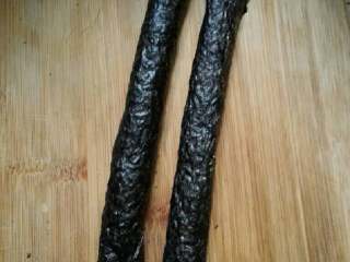 2、小熊寿司卷,卷起，一共卷2条。