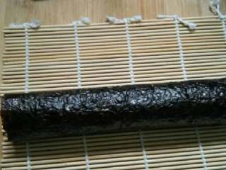 4、小熊寿司卷,卷起。