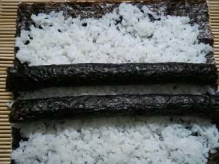 6、小熊寿司卷,中间放入卷好的2条细酱油海苔卷。