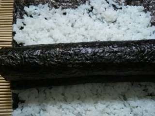 7、小熊寿司卷,再放上火腿卷。