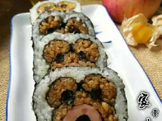 9、小熊寿司卷,把海苔用剪刀剪几个小圆片，贴当鼻子，眼睛即可。