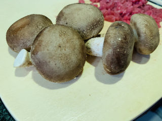 3、香菇牛肉酱,香菇去菇脚，洗净