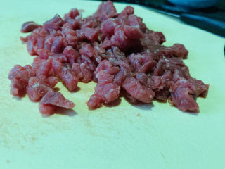 4、香菇牛肉酱,牛肉洗净，切丁
