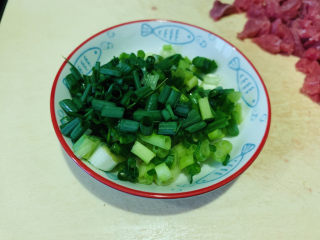 5、香菇牛肉酱,葱洗净，切粒