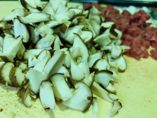 6、香菇牛肉酱,香菇切丁