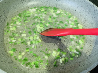 8、香菇牛肉酱,炒香