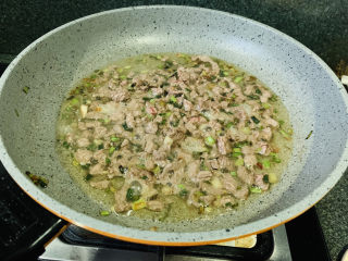 10、香菇牛肉酱,牛肉粒炒变色