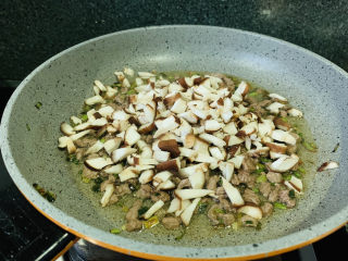 11、香菇牛肉酱,加香菇粒