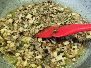 12、香菇牛肉酱,翻炒，香菇粒炒出香味