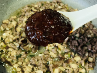 13、香菇牛肉酱,转中小火，加1勺黄豆酱