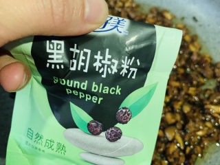 16、香菇牛肉酱,撒黑胡椒粉