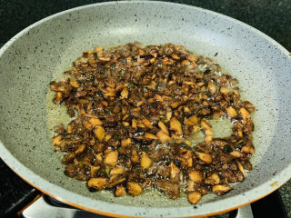 18、香菇牛肉酱,继续不断翻炒，约5分钟，起锅