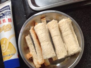 3、炸香蕉,如图沾不住的地方用点炼奶涂一下就沾上了