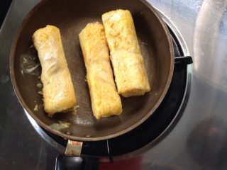 4、炸香蕉,如图下锅煎 家里的小平底锅太棒了