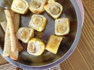 5、炸香蕉,如图完工啦 在上面淋点炼奶棒棒嗒