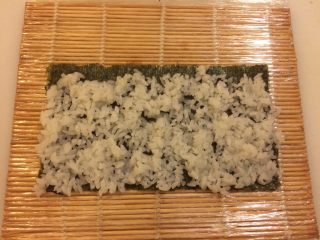 2、简单的寿司三文鱼小卷,寿司饭铺均匀紫菜的5分之4