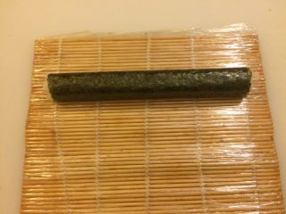 4、简单的寿司三文鱼小卷,包好成型