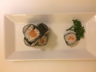 5、简单的寿司三文鱼小卷,切好摆盘