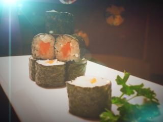 6、简单的寿司三文鱼小卷,完成