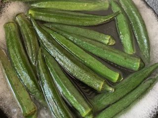 7、秋葵刺身,水开飞水2分钟过冰水