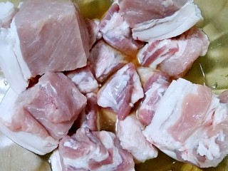 2、肉夹馍,五花肉切大块，倒入适量料酒抓匀，腌15分钟，去腥。