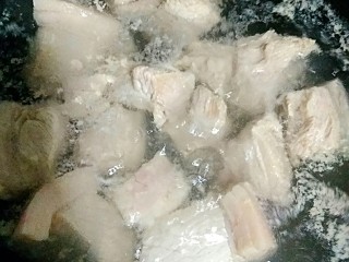 3、肉夹馍,将料酒腌好的肉洗净，去开水焯一下，去血末。