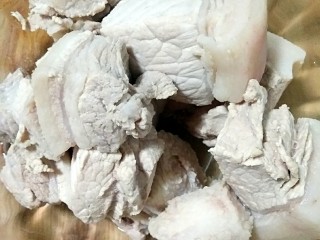 4、肉夹馍,飞过血末的肉空水捞出备用。